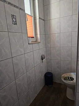 Bad mit Dusche und WC