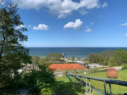 Blick auf die Seebrücke und den Nordstrand von Göhren
