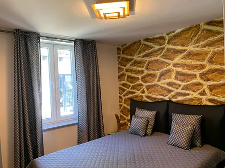 2 Schlafzimmer mit Boxspringbetten 