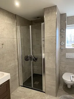 Blick in das Bad mit WC, Regendusche