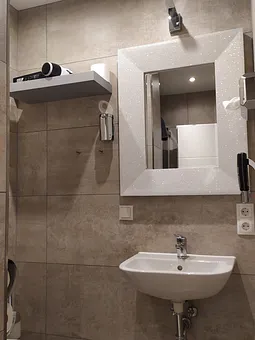 Blick in das Bad mit WC, Regendusche