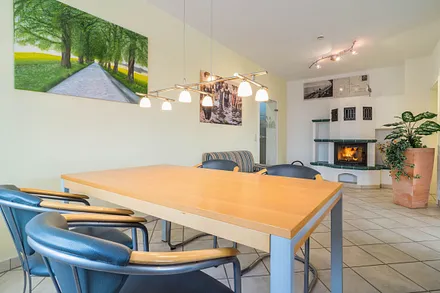 separater Esstisch im Wohnbereich