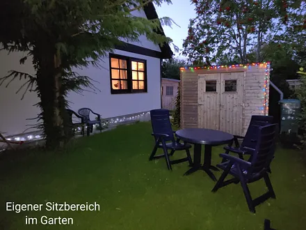 Sitzbereich im Garten unter dem Wohnzimmer 