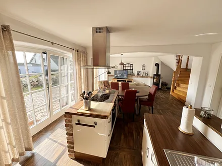 Blick über die Kücheninsel Richtung Wohnbereich