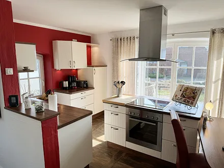 Blick vom Flur auf den Kochbereich