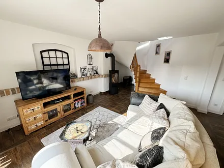 Wohnbereich mit großem Fernseher und Kamin