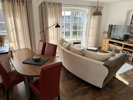 Großes Wohnzimmer mit genügend Platz für 2 Personen