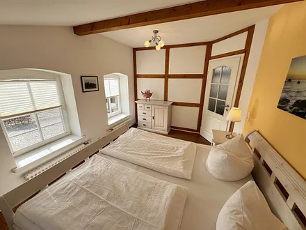 Lichtdurchflutetes Schlafzimmer