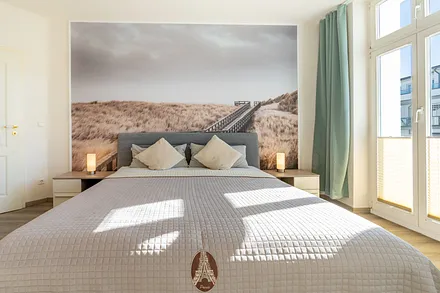 1. Schlafzimmer mit Doppelbett, Zugang zum Balkon und Infrarotsauna
