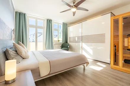 1. Schlafzimmer mit Doppelbett, Zugang zum Balkon und Infrarotsauna