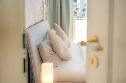 1. Schlafzimmer mit Doppelbett, Zugang zum Balkon und Infrarotsauna