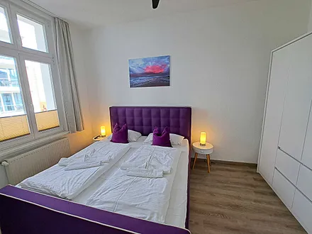 2. Schlafzimmer mit Doppelbett, TV und großem Kleiderschrank