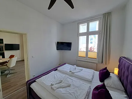2. Schlafzimmer mit Doppelbett, TV und großem Kleiderschrank