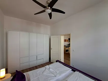 2. Schlafzimmer mit Doppelbett, TV und großem Kleiderschrank