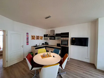 vollwertige Küchenzeile mit Sitz- und Essecke