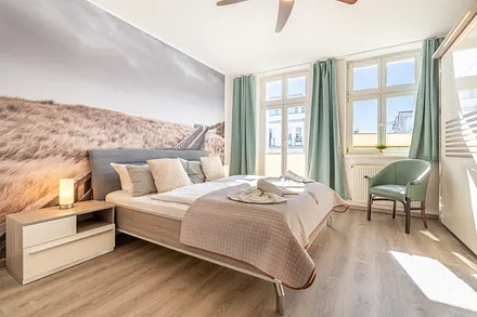 1. Schlafzimmer mit Doppelbett, Zugang zum Balkon und Infrarotsauna