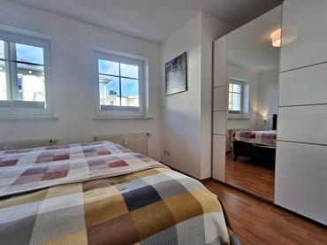 Schlafzimmer mit Doppelbett und geräumigem Kleiderschrank