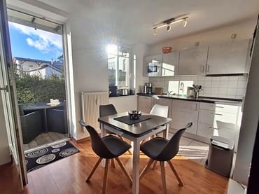 Essbereich und Küchenzeile, Zugang zur Terrasse