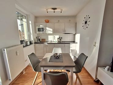 Essbereich und Küchenzeile, Zugang zur Terrasse