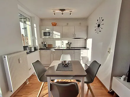 Essbereich und Küchenzeile, Zugang zur Terrasse