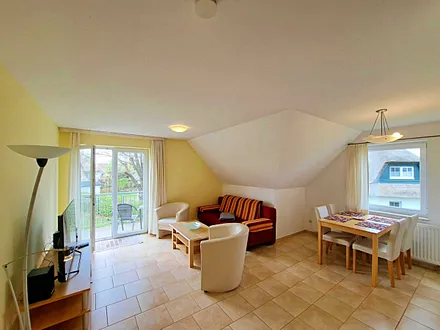 Wohn- und Essbereich, TV, Zugang zum Balkon