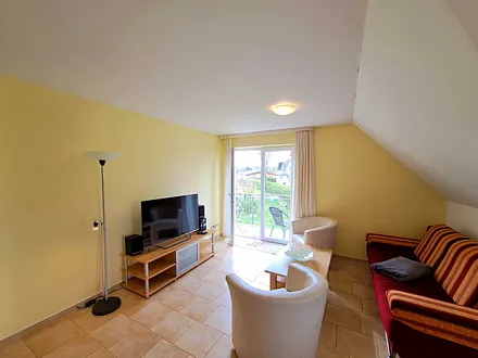 Wohn- und Essbereich, TV, Zugang zum Balkon