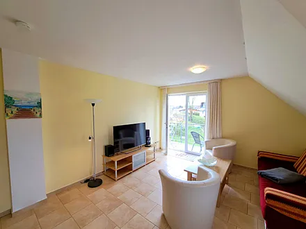 Wohn- und Essbereich, TV, Zugang zum Balkon