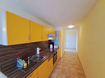 vollwertige Küche mit Herd, Backofen, Geschirrspüler, Kühlschrank mit Tiefkühlfach uvm.