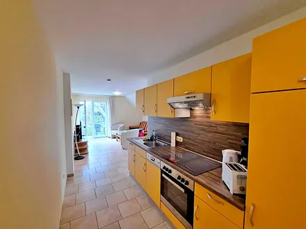 vollwertige Küche mit Herd, Backofen, Geschirrspüler, Kühlschrank mit Tiefkühlfach uvm.