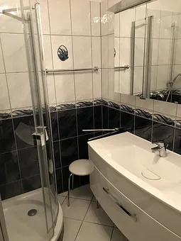 Badezimmer mit Dusche