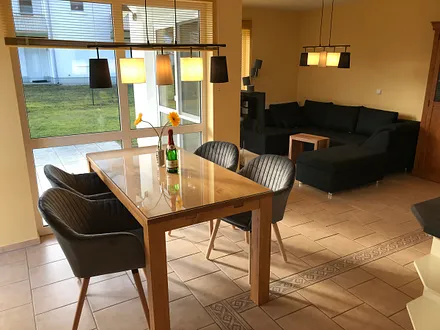 Wohnzimmer mit Essbereich