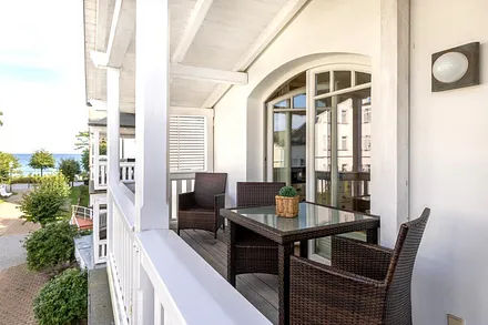 Herzlich willkommen im Inselurlaub! Vom großen Balkon mit Tisch, Stühlen und 2 Sonnenliegen haben Sie einen seitlichen Meerblick.