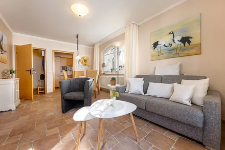 Blick vom Wohnzimmer Richtung Flur und Küche.