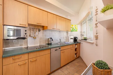 Die separate Küche mit Geschirrspüler ...