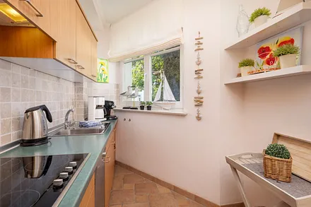 ... Mikrowelle, 4-Platten-Cerankochfeld, Kaffeemaschine etc.