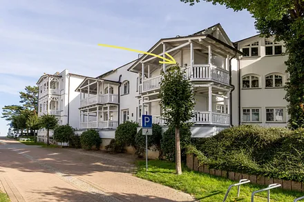 Der rückwärtig an der Strandvilla Gudrun befindliche Neubau in 1b-Lage - mit großen Balkonen und allem modernen Komfort. Der Pfeil zeigt auf Ihren Balkon.