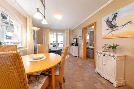 TV, DVD-Player und HiFi-Anlage mit CD-Player und USB-Slot stehen für Sie bereit.