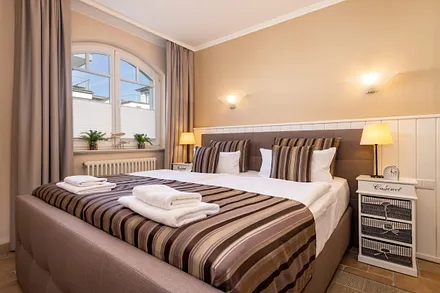 Das Schlafzimmer mit bequemem Boxspringbett.