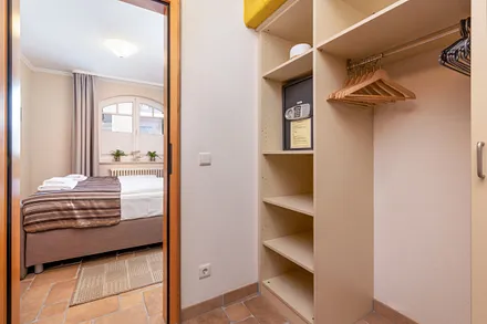 Das Ankleidezimmer mit viel Stauraum und Safe.