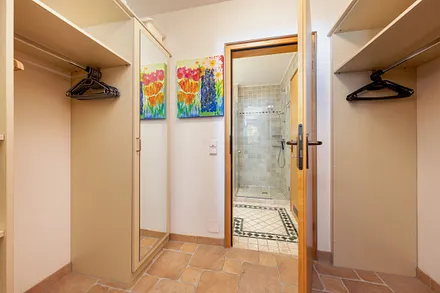 Das Ankleidezimmer mit Durchgang zum Bad.