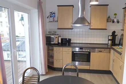 FW1, Küche mit Zugang auf den Balkon