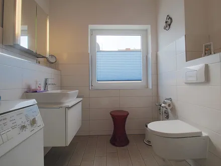 FW1, Bad mit großer Dusche - Fön - Waschmaschine  