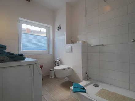 FW1, Bad mit großer Dusche - Fön - Waschmaschine  