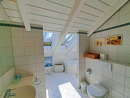 Großes Tageslicht-Bad mi DU/WC und Eck-Badewanne