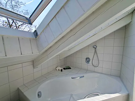 Großes Tageslicht-Bad mi DU/WC und Eck-Badewanne