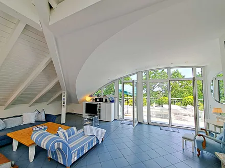 großzügiger Wohn- und Essbereich mit Leseecke, Kamin, Esstisch und offener Küche