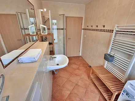 großzügiges Tageslicht-Bad mit DU/WC, Waschmaschine