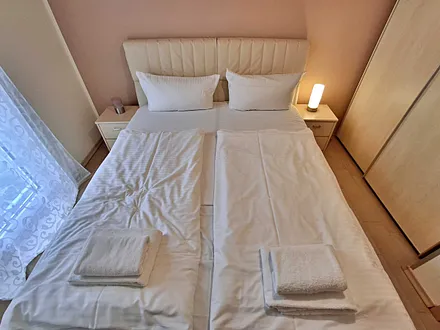 1. Schlafzimmer mit Doppelbett und Kleiderschrank