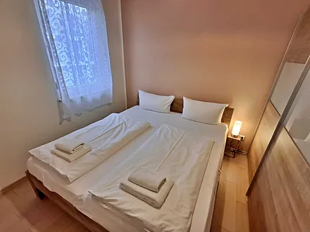 2. Schlafzimmer mit Doppelbett und Kleiderschrank