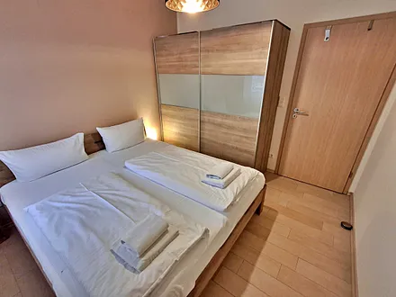 2. Schlafzimmer mit Doppelbett und Kleiderschrank